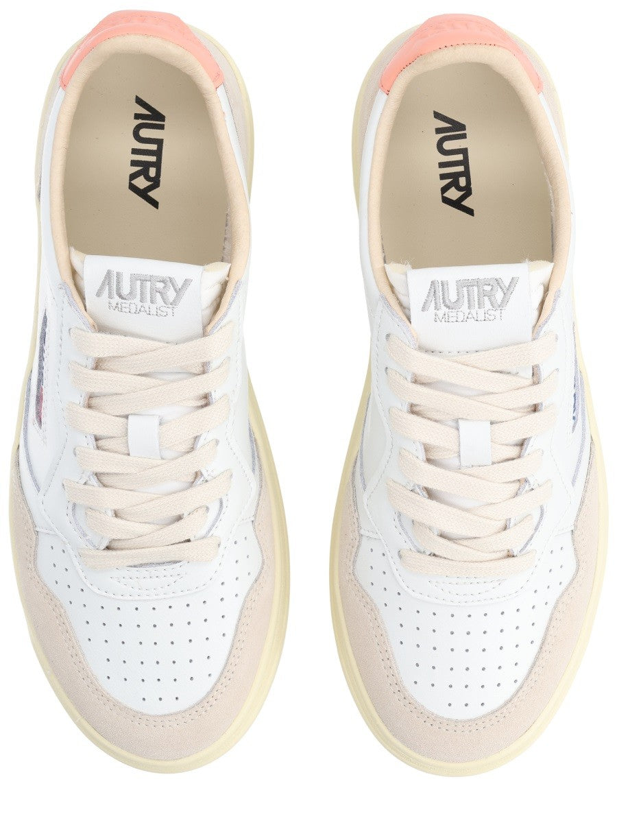 Autry - "MEDALIST LOW" SNEAKER medalist-low-sneaker_a5157196-3cc6-4d1a-9c61-25d037262b44