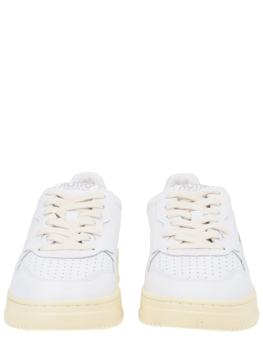 Autry - "MEDALIST LOW" SNEAKER medalist-low-sneaker_af73d41f-00c0-4cb7-9afa-f1ef88d6e0bb