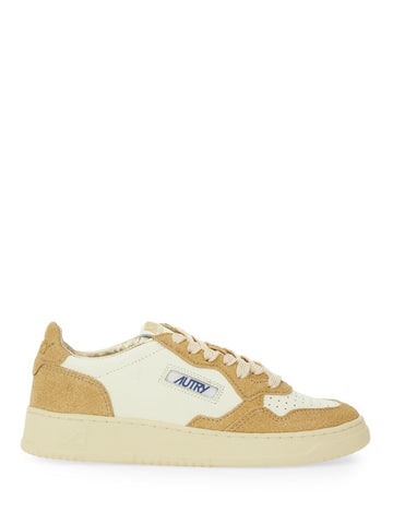 Autry - "MEDALIST LOW" SNEAKER medalist-low-sneaker_b5fe2d02-3a6a-4d38-8ae1-80f14a63d90f