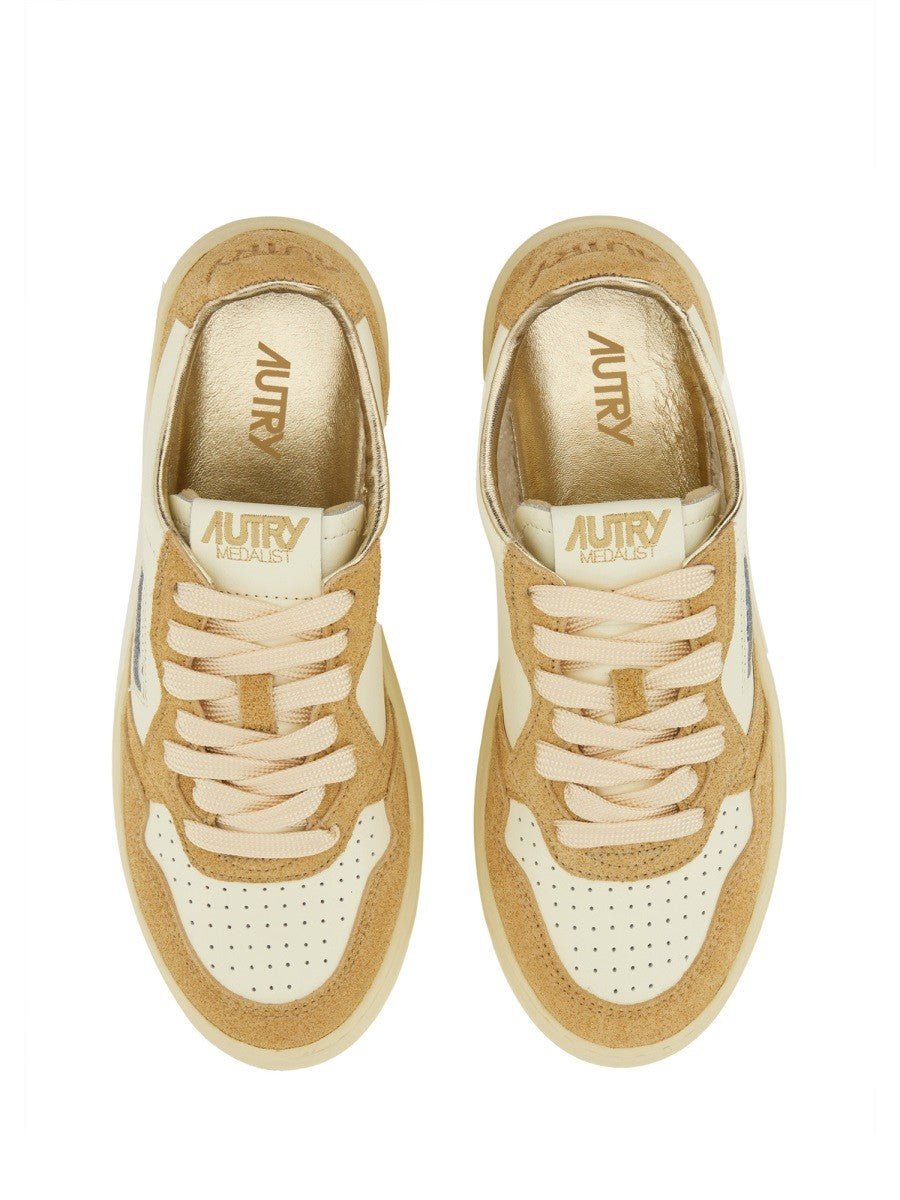 Autry - "MEDALIST LOW" SNEAKER medalist-low-sneaker_c7ae2712-2a0f-468d-a24d-098586d95b92