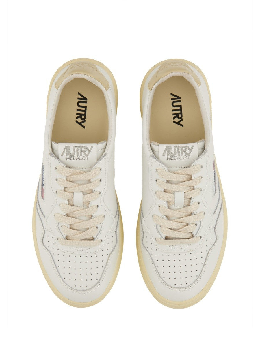 MEDALIST LOW SNEAKER