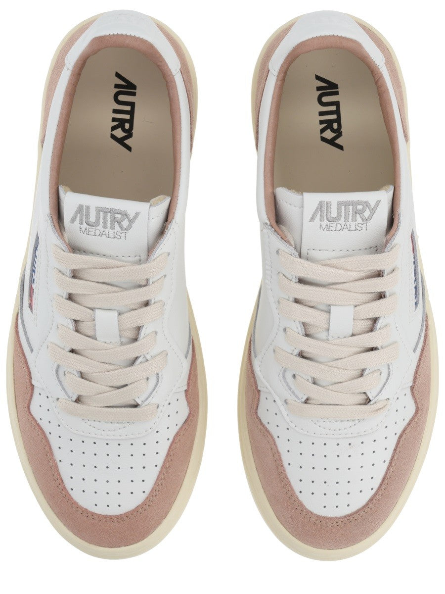 Autry - "MEDALIST LOW" SNEAKER medalist-low-sneaker_dc9e63fa-2f7a-416d-9937-dc55ed738c57