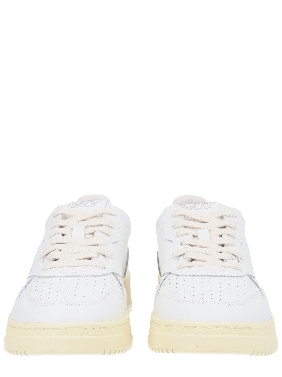 Autry - "MEDALIST LOW" SNEAKER medalist-low-sneaker_e21b57eb-aea9-41f8-8ad7-967b7e1a827f