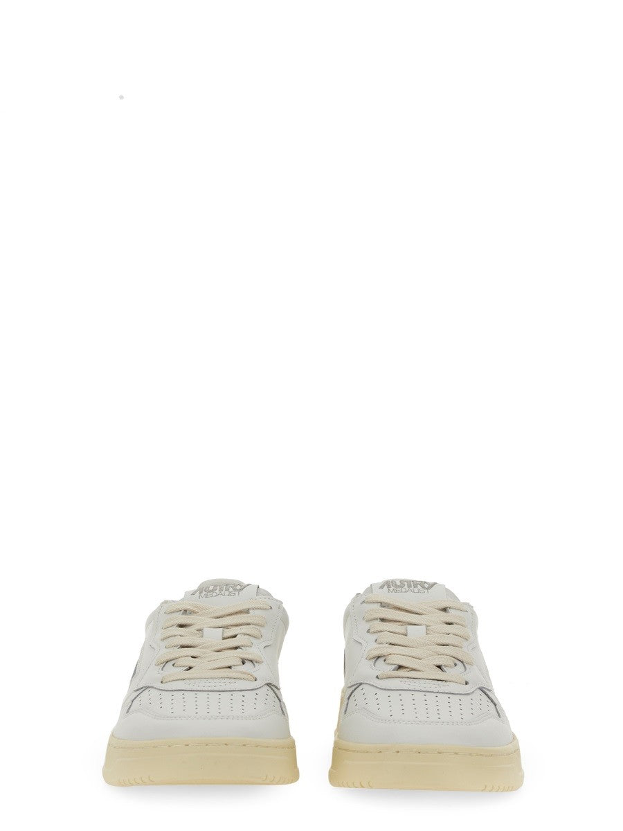 MEDALIST LOW SNEAKER
