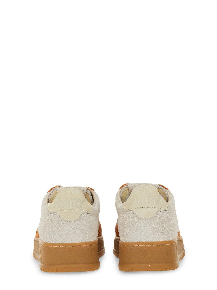 Autry - "MEDALIST LOW" SNEAKER medalist-low-sneaker_e72d4378-ac26-4e1b-a38f-ffadec6db65c