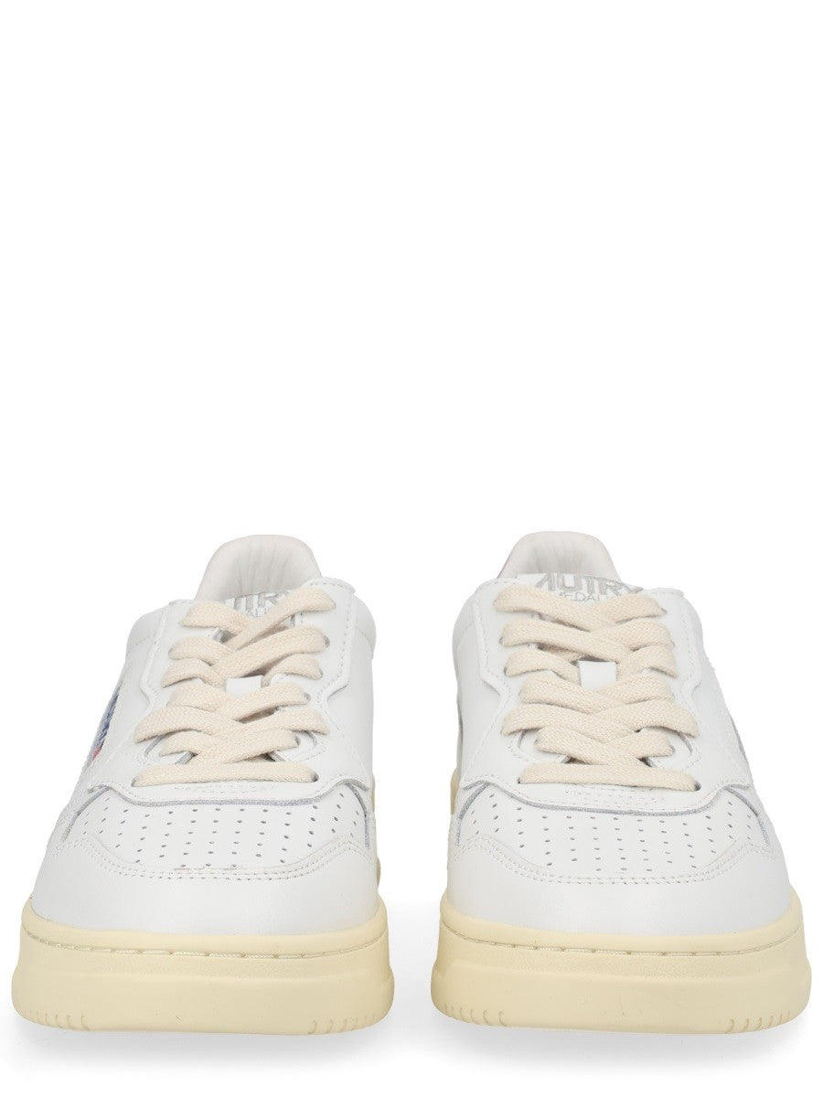 Autry - "MEDALIST LOW" SNEAKER medalist-low-sneaker_e99ad0bd-79da-420a-8406-78eb3323560a