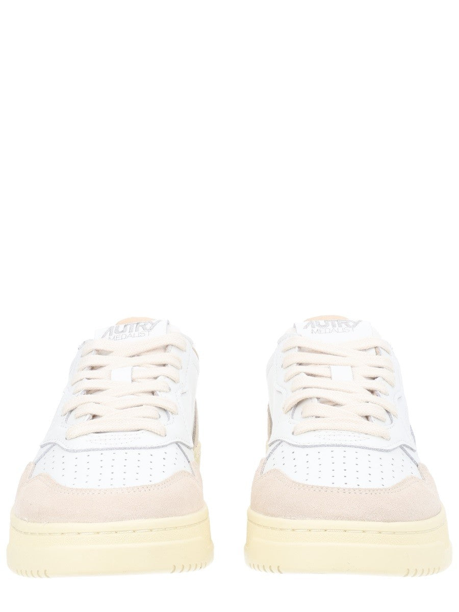 Autry - "MEDALIST LOW" SNEAKER medalist-low-sneaker_f1eb2c30-6e91-44e5-a816-c9b75931c6ff