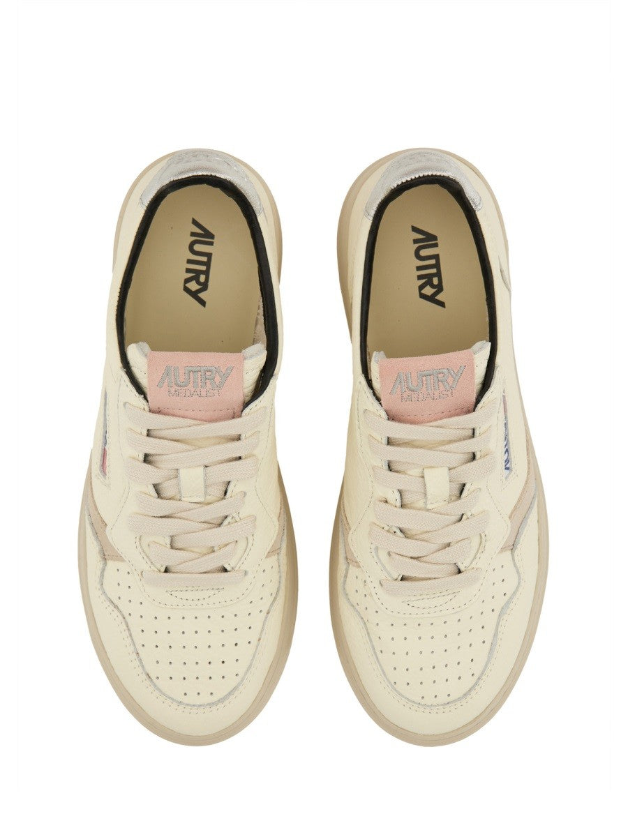 MEDALIST LOW SNEAKER