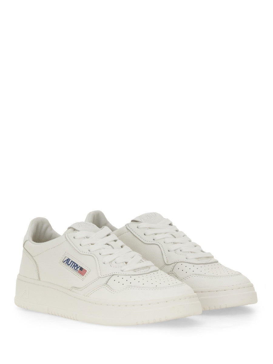 Autry - "MEDALIST LOW" SNEAKER medalist-low-sneaker_fdd597a0-3a3d-4562-b1bc-f22eeaffed9c