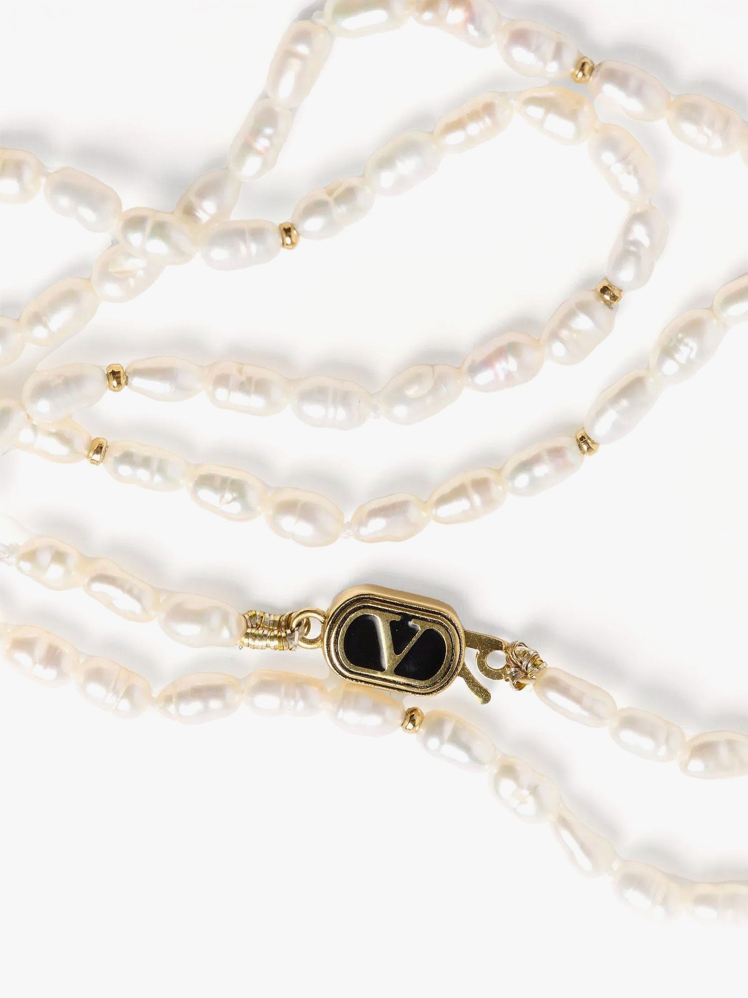 Metal necklace with pearls