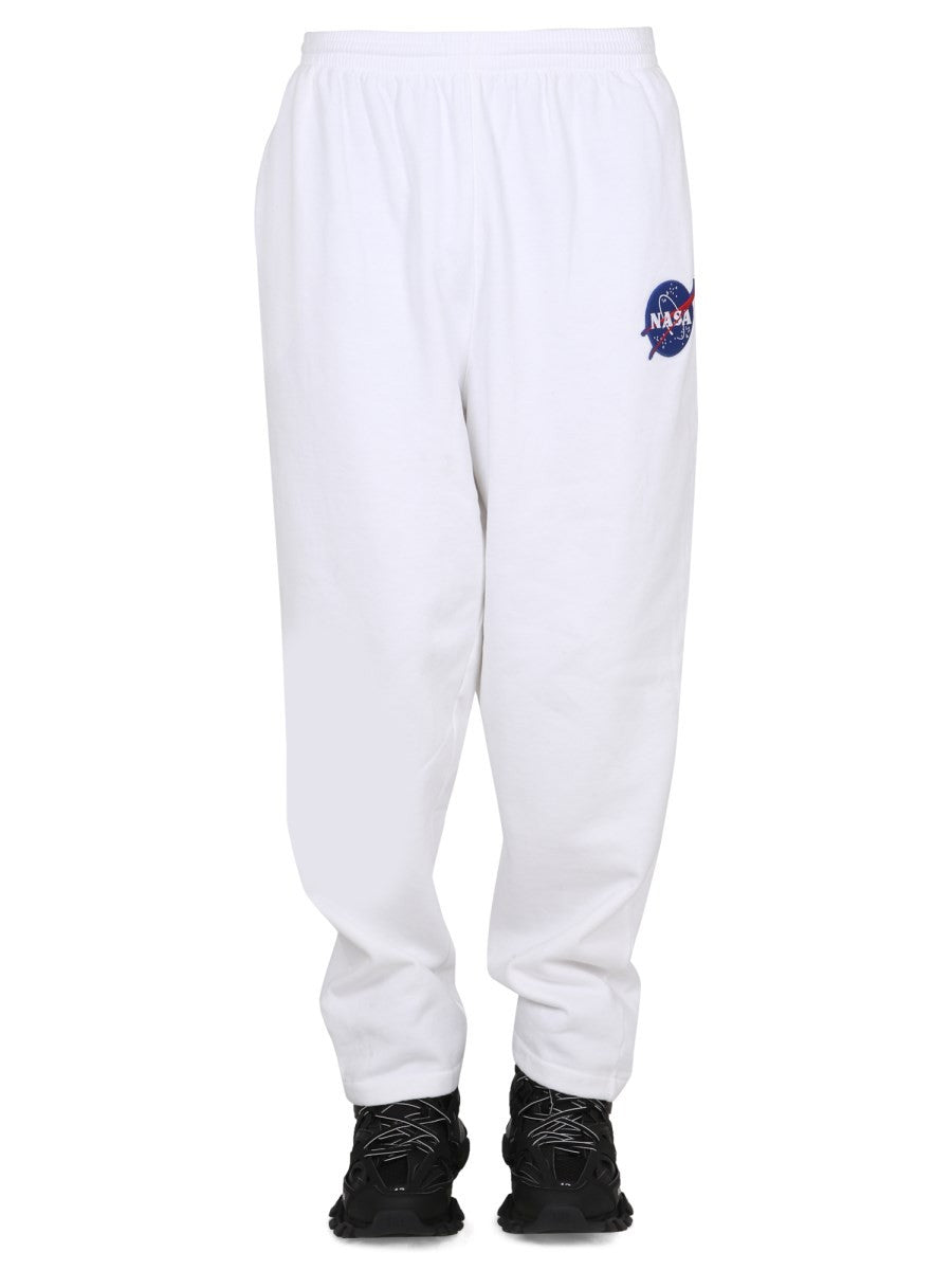 PANTALONE JOGGER CON PATCH