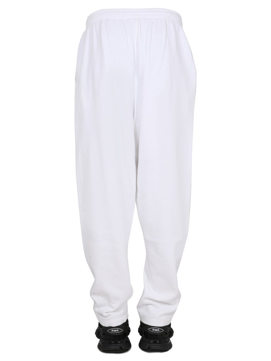 PANTALONE JOGGER CON PATCH