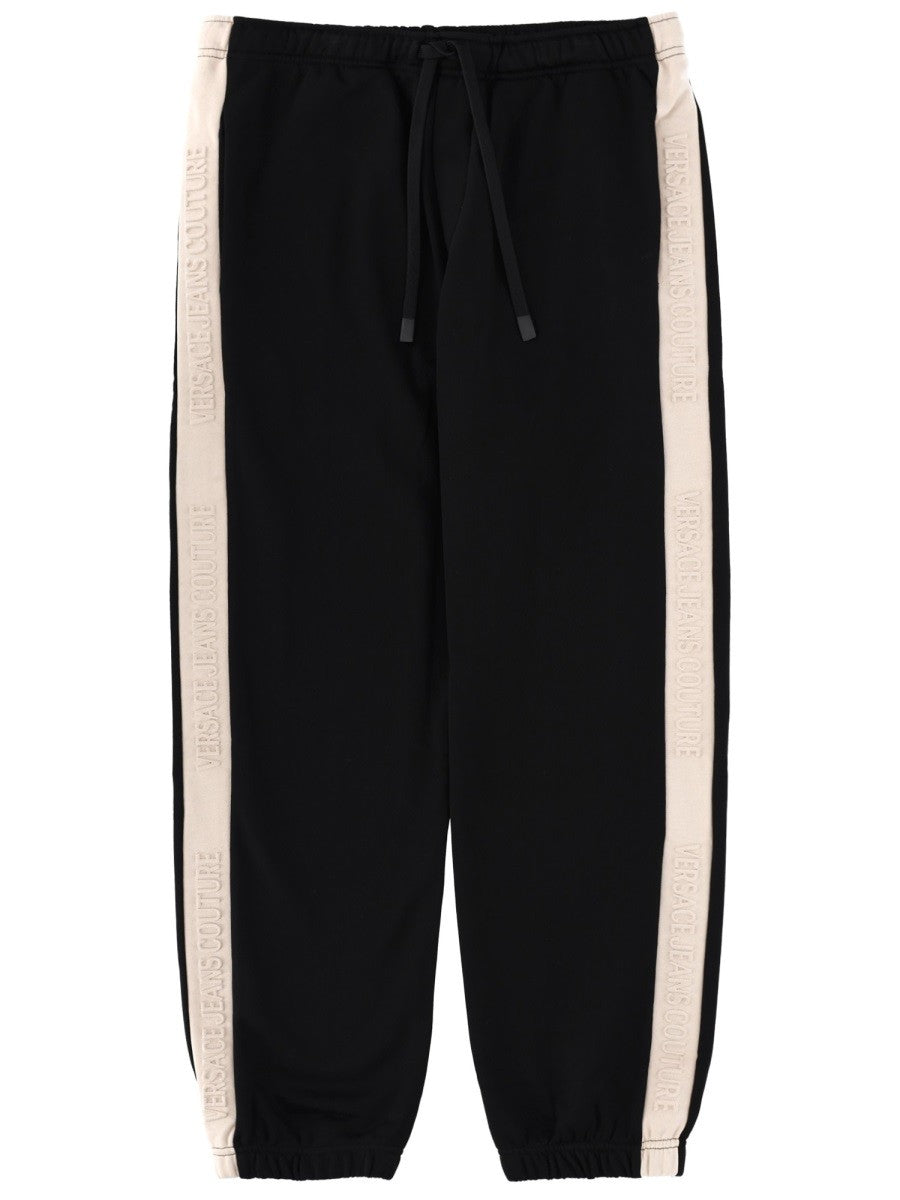 Versace Jeans Couture - PANTALONE JOGGING CON LOGO pantalone-jogging-con-logo_1d1867a9-57ae-49d6-bc27-553f0a115ef9