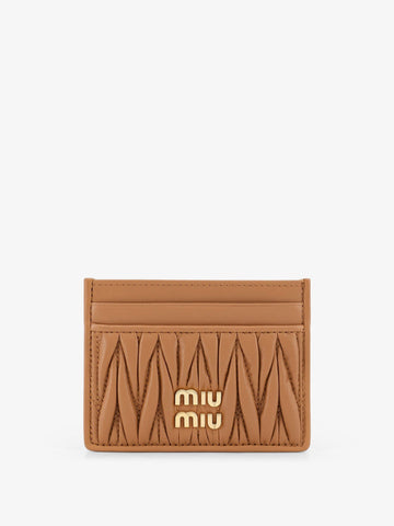 Quilted leather card holder with metal lettering logo