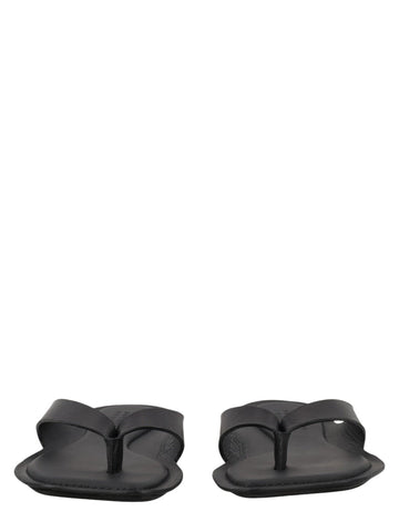 anatomic leather thong sandals blac front side white background mm6 maison margiela