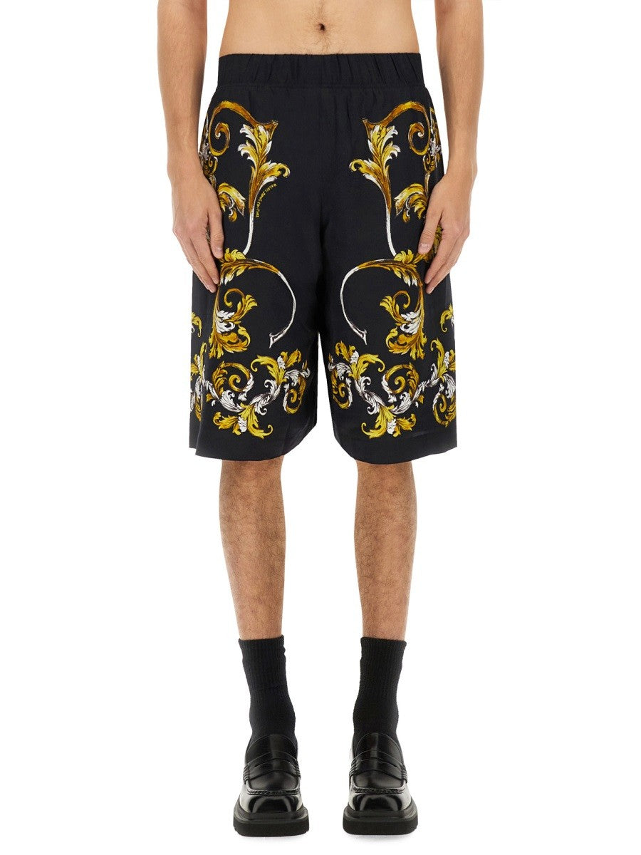 SHORTS WITH BAROQUE OUTLINE PRINT