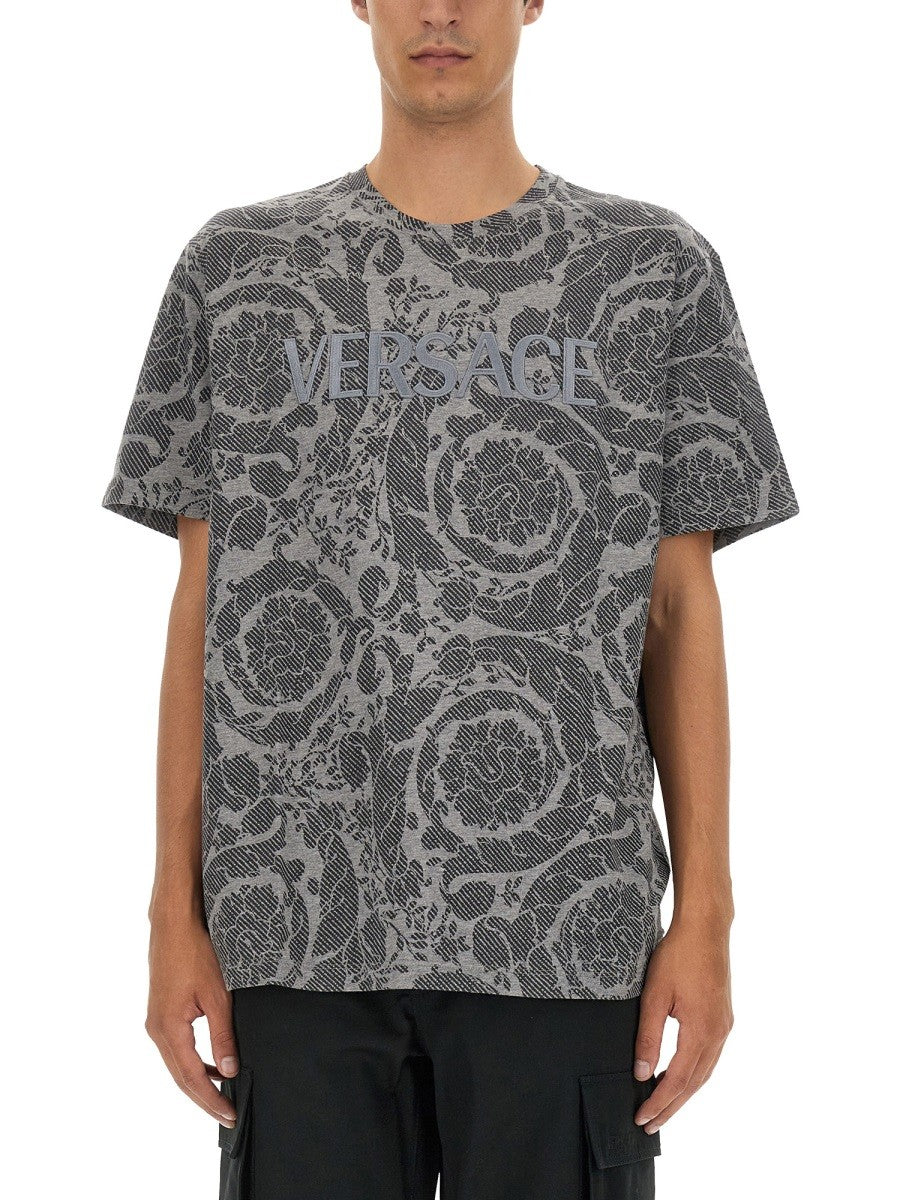 Versace - SILHOUETTE BAROQUE LOGO T-SHIRT silhouette-baroque-logo-t-shirt_56f4cd76-f6b3-4d84-b040-5b57eb818954