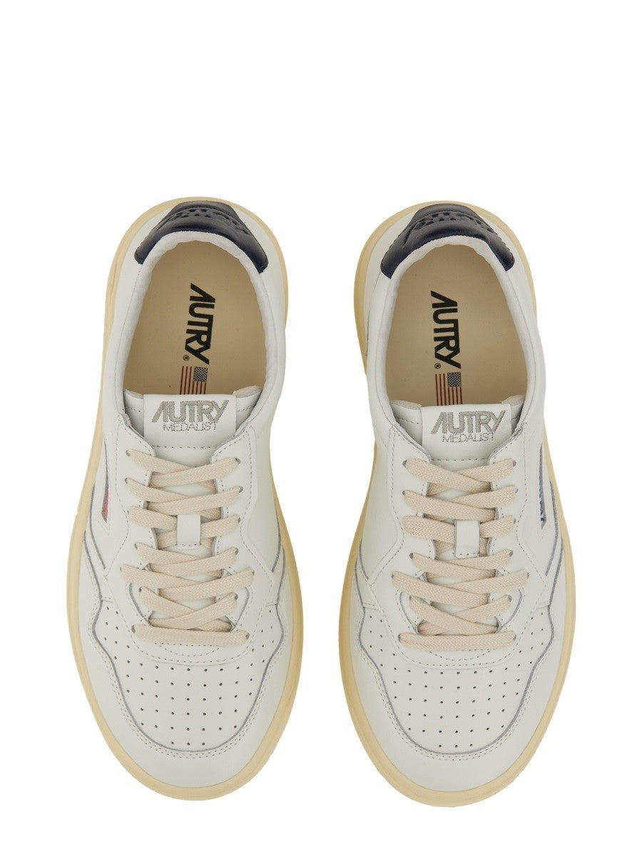 MEDALIST LOW SNEAKER