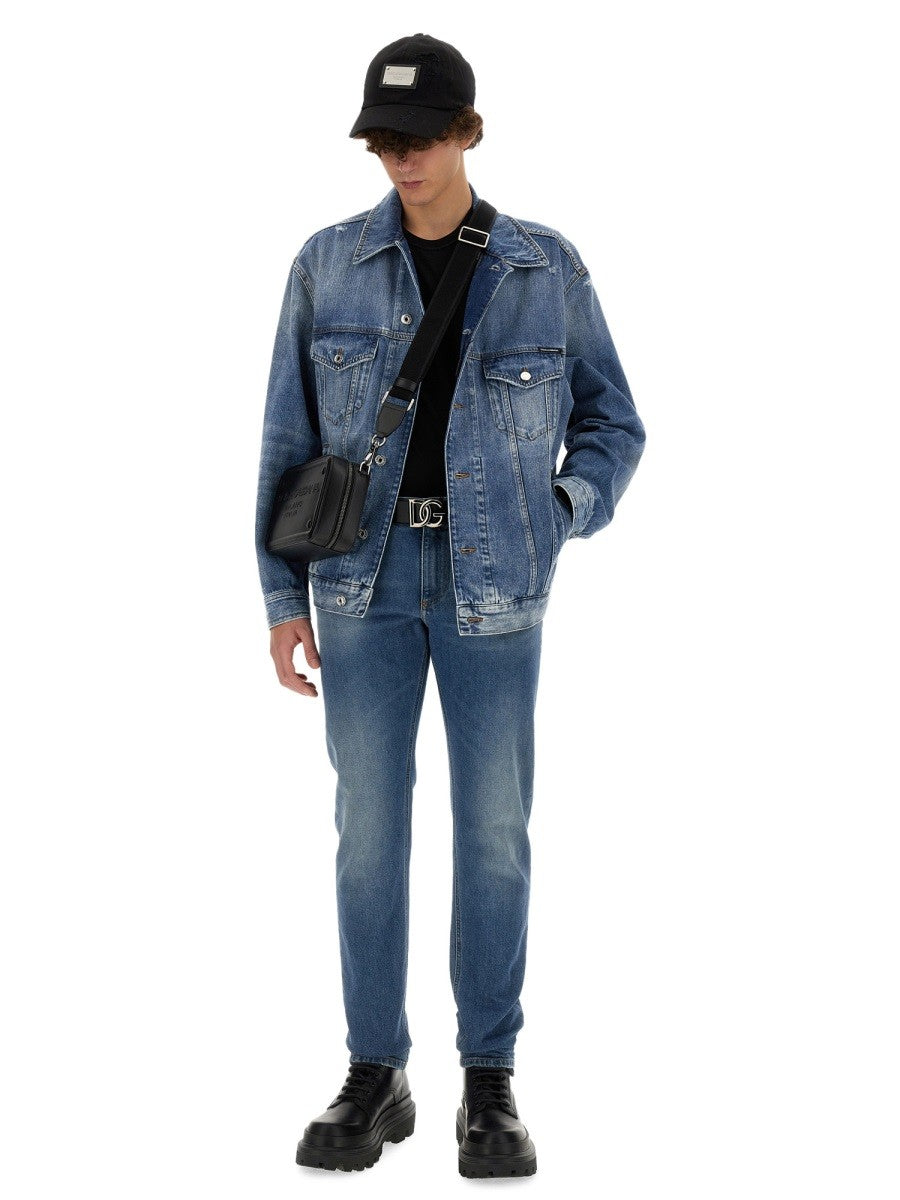 T-SHIRT WITH LOGO PLAQUE