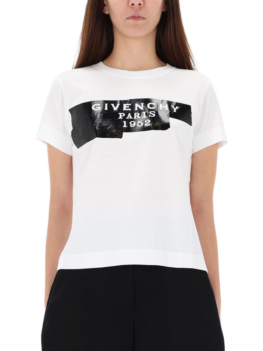 Givenchy - T-SHIRT "TAPE" t-shirt-tape_8a5c56d2-8b8f-45ec-b9d0-09c98b961420