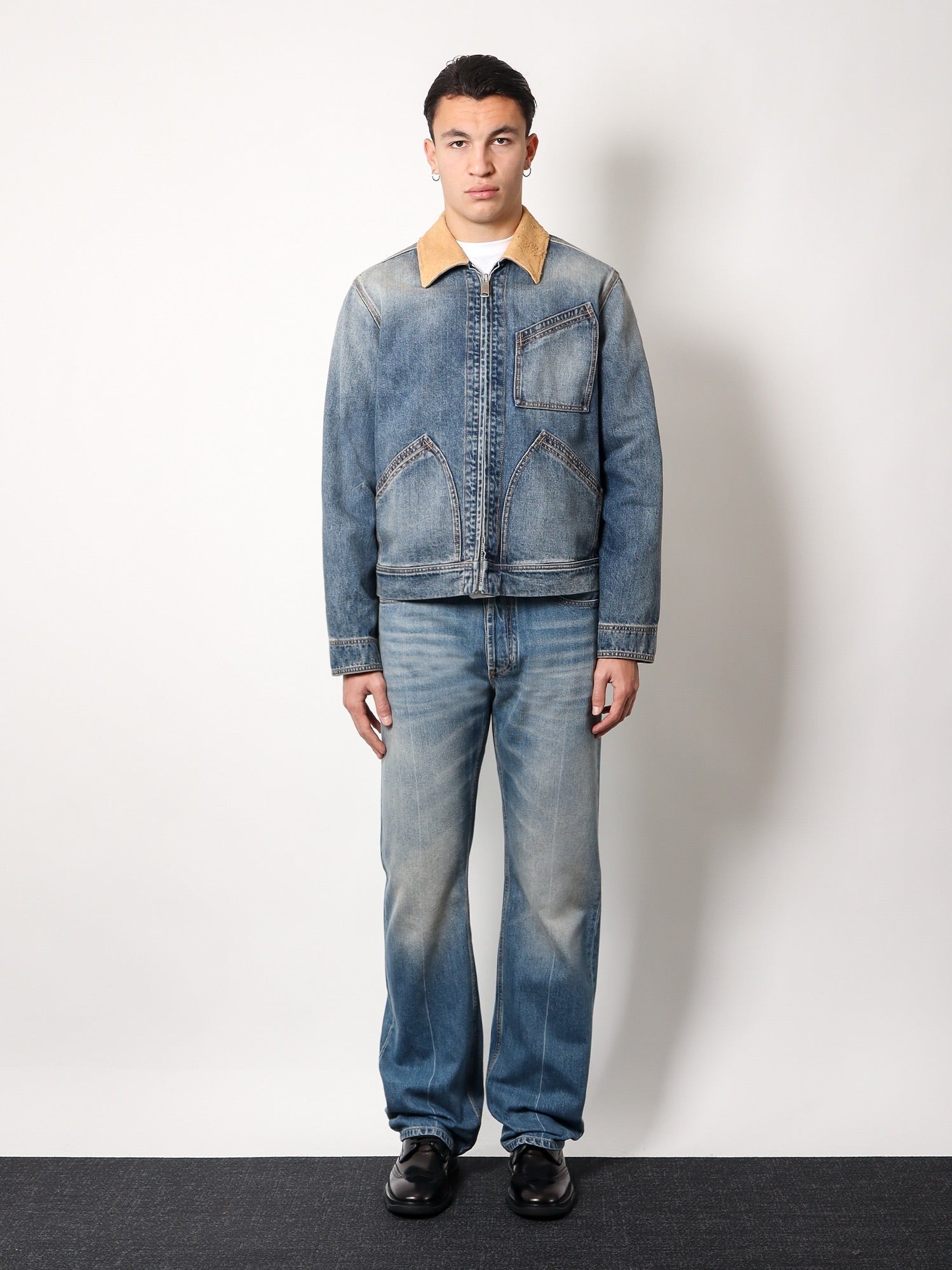 Washed blue ddenim jacket with suede collar